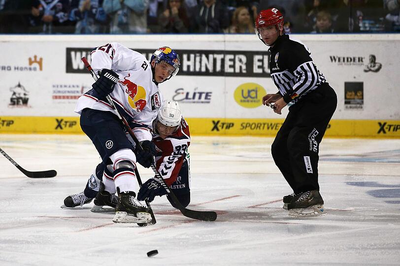 "Es war ein hartes Spiel", sagte Jackson. Dominik Kahun (links) und ein Hamburger bearbeiten sich.