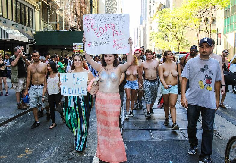 Unter dem Motto "Free your breasts! Free your mind!" ging's mit nackten Brüsten durch New York, Washington und Venice Beach in Kalifornien. Viel Spaß beim Durchklicken.