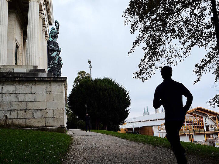 Bestens behütet: Am Fuße der Bavaria geht es entlang auf einem 2,61 Kilometer langen, fast ovalen Rundkurs.