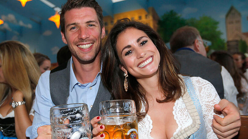Jan Mauersberger genießt seine (alkoholfreie) Maß mit Freundin Janina.