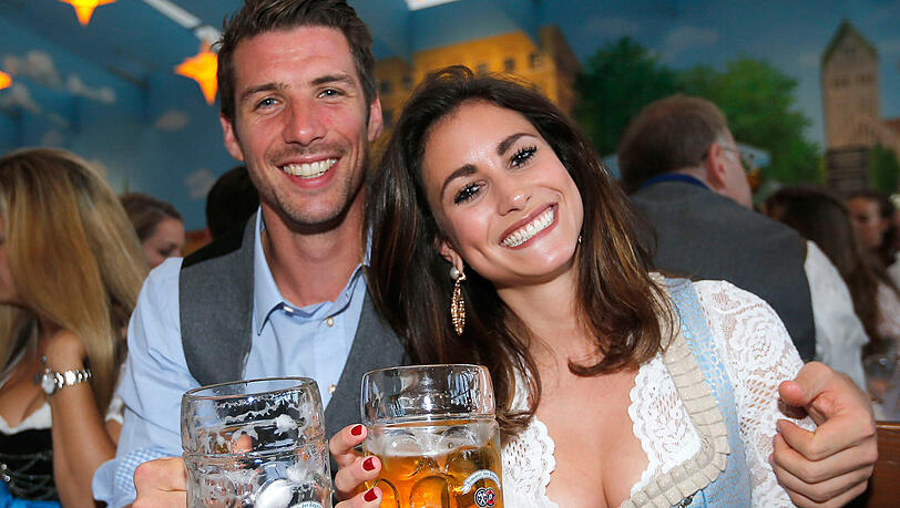 Jan Mauersberger genießt seine (alkoholfreie) Maß mit Freundin Janina. Jan Mauersberger genießt seine (alkoholfreie) Maß mit Freundin Janina.