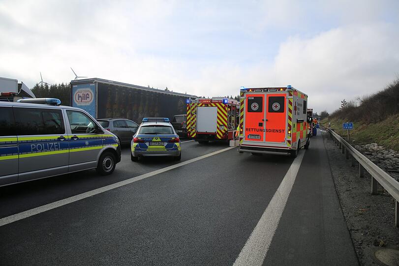 Ein Lastwagen ist am Mittwochmorgen auf der A9 auf einen anderen gekracht. Dabei wurde einer der beiden Fahrer verletzt. Die Feuerwehr musste ihn aus dem Führerhaus befreien.