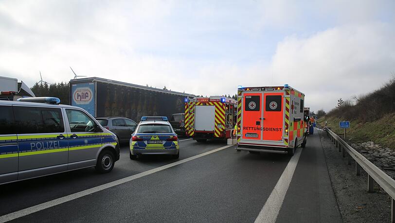 Ein Lastwagen ist am Mittwochmorgen auf der A9 auf einen anderen gekracht. Dabei wurde einer der beiden Fahrer verletzt. Die Feuerwehr musste ihn aus dem Führerhaus befreien. Ein Lastwagen ist am Mittwochmorgen auf der A9 auf einen anderen gekracht. Dabei wurde einer der beiden Fahrer verletzt. Die Feuerwehr musste ihn aus dem Führerhaus befreien.
