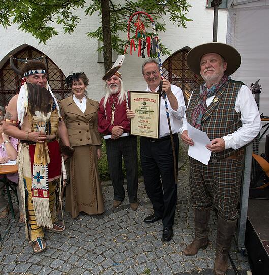 Helga Lauterbach-Sommer, Oberbürgermeister Christian Ude, Vereinvorstand Herbert Köpf (ganz rechts) mit zwei Club-Indianern.