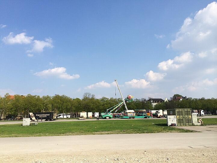 Mit Bier, Musik und dem Anstich um 16 Uhr öffnet das Volksfest am 25. April. Und einen Tag später der riesige Flohmarkt.