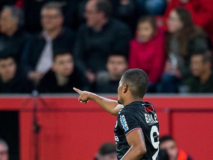 Machte den Deckel drauf: Leverkusens Leon Bailey feiert sein Tor zum 2:0.