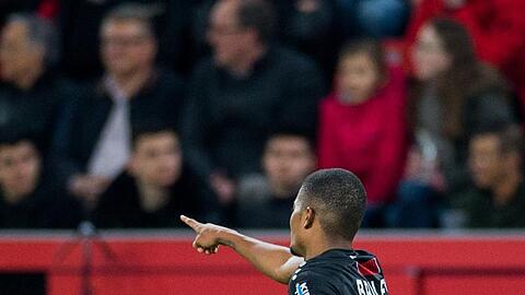 Machte den Deckel drauf: Leverkusens Leon Bailey feiert sein Tor zum 2:0.