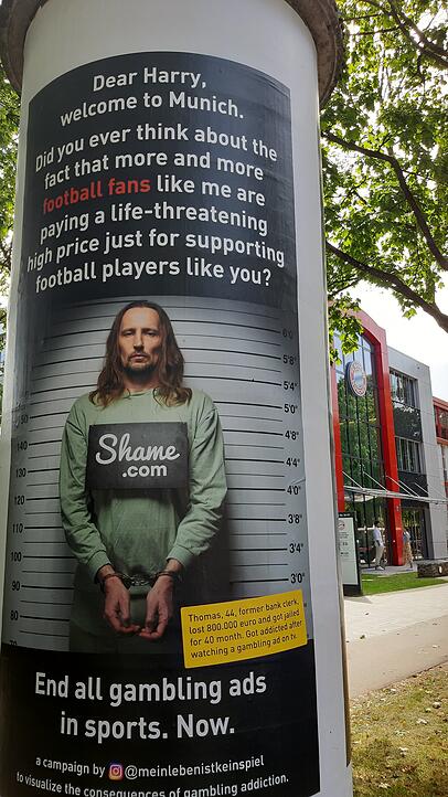 Dieses Anti-Sportwetten-Plakat ist derzeit vor dem Vereinsgeländes des FC Bayern München in der Säbener Straße zu sehen. Dieses Anti-Sportwetten-Plakat ist derzeit vor dem Vereinsgeländes des FC Bayern München in der Säbener Straße zu sehen.