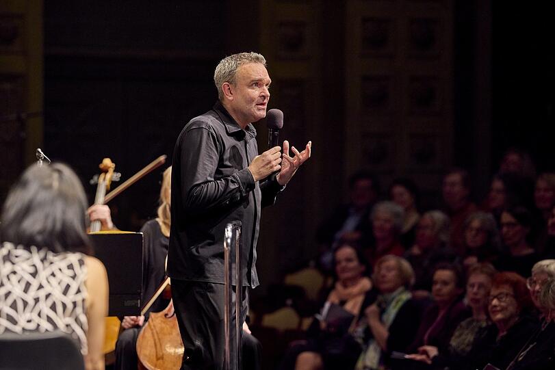 Jörg Widmann erklärt dem Publikum im Prinzregententheater Erich Wolfgang Korngolds "Sinfonische Serenade".
