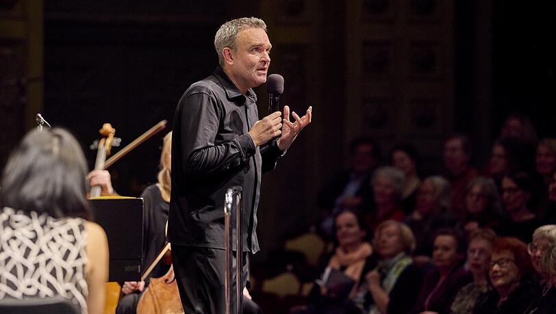 Jörg Widmann erklärt dem Publikum im Prinzregententheater Erich Wolfgang Korngolds "Sinfonische Serenade". Jörg Widmann erklärt dem Publikum im Prinzregententheater Erich Wolfgang Korngolds "Sinfonische Serenade".