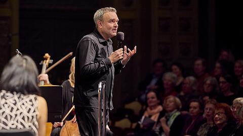 Jörg Widmann erklärt dem Publikum im Prinzregententheater Erich Wolfgang Korngolds "Sinfonische Serenade".