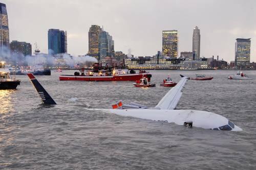 Alle 155 Insassen sind gerettet. Vor der New Yorker Skyline sinkt die Maschine langsam ins Wasser.