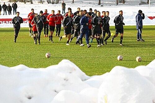 Warmlaufen im Schnee, Vollgas im Süden: Beim Trainingsauftakt des Club ging&rsquo;s gestern frostig zu. Ab heute siedelt der FCN-Tross im feinen &bdquo;Rixos Premium&ldquo; in Belek &ndash; zwecks technischem Feinschliff.