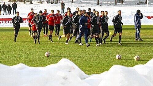 Warmlaufen im Schnee, Vollgas im Süden: Beim Trainingsauftakt des Club ging’s gestern frostig zu. Ab heute siedelt der FCN-Tross im feinen „Rixos Premium“ in Belek – zwecks technischem Feinschliff. Warmlaufen im Schnee, Vollgas im Süden: Beim Trainingsauftakt des Club ging’s gestern frostig zu. Ab heute siedelt der FCN-Tross im feinen „Rixos Premium“ in Belek – zwecks technischem Feinschliff.