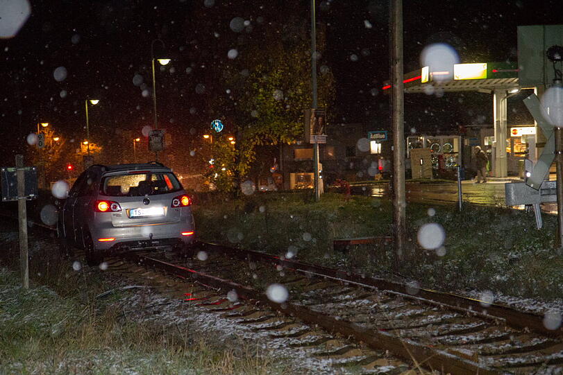Einfach mitten auf die Gleise gelenkt: Ein Wagen steckt am Samstagabend auf den Schienen fest. Über eine Stunde dauerte die Bergung. Der Zugverkehr war gesperrt.