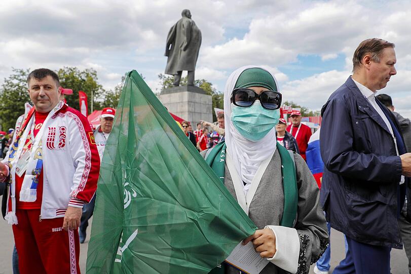 Bunt und lebendig: Fußball-Fans aus aller Herren Länder bevölkern während der WM die russischen Städte.