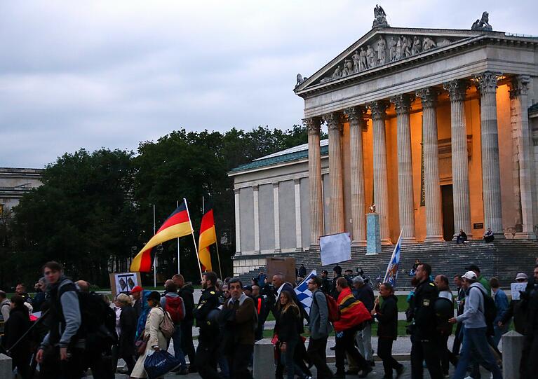 Eine rechte Demonstration am Königsplatz &ndash; dem Ort der Bücherverbrennung: Durch das Verbot der Route soll diese Woche Ähnliches verhindert werden.