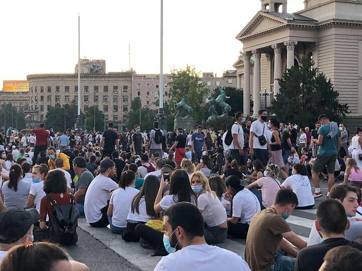Demonstranten halten eine friedliche Sitzdemonstration in Belgrad ab.