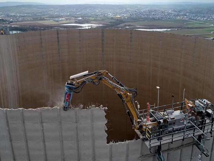 Der einst 162 Meter hohe Kühlturm wurde mit Hilfe einer ferngesteuerten Spezialmaschine bereits um rund 50 Meter verkleinert.