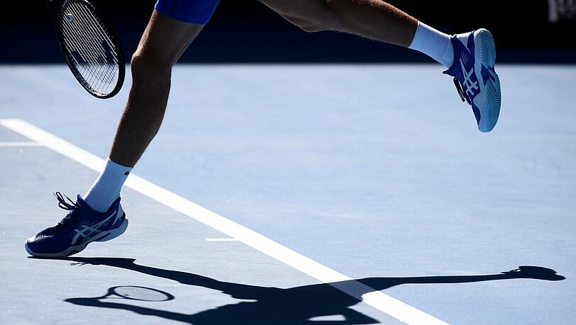 Ein Tennisspieler in Aktion.