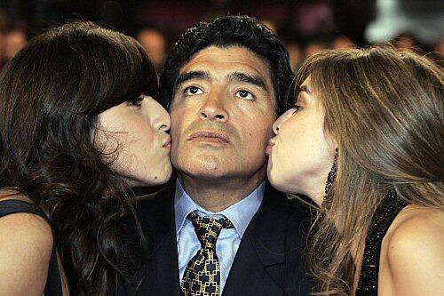 Diego Maradona ist zurück - als Nationaltrainer von Argentinien. Hier wird er von seinen Töchtern geknutscht.
