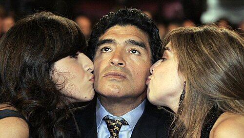Diego Maradona ist zurück - als Nationaltrainer von Argentinien. Hier wird er von seinen Töchtern geknutscht. Diego Maradona ist zurück - als Nationaltrainer von Argentinien. Hier wird er von seinen Töchtern geknutscht.