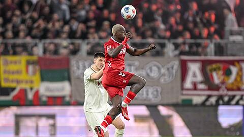 Nach seinem Traumtor aus der Vorwoche traf Ragnar Ache (vorne) diesmal nicht per Fallr&uuml;ckzieher.