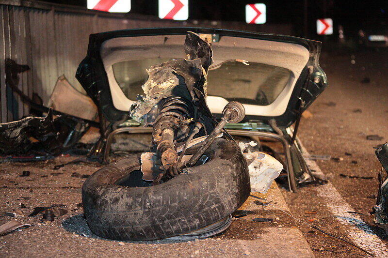 Bei einem Horror-Unfall in der Nähe von Altötting wurde dieses Auto völlig zerfetzt.