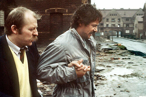 Dem Kult-Kommissar Schimanski kann allerdings niemand das Wasser reichen. In der Kategorie "beliebteste Tatort-Kommissare aller Zeiten" belegen das Duo Schimanski und Thanner (Götz
George, Eberhard Feik), das bis 1991 im Ruhrgebiet auf Verbrecherjagd
ging, den ersten Platz.