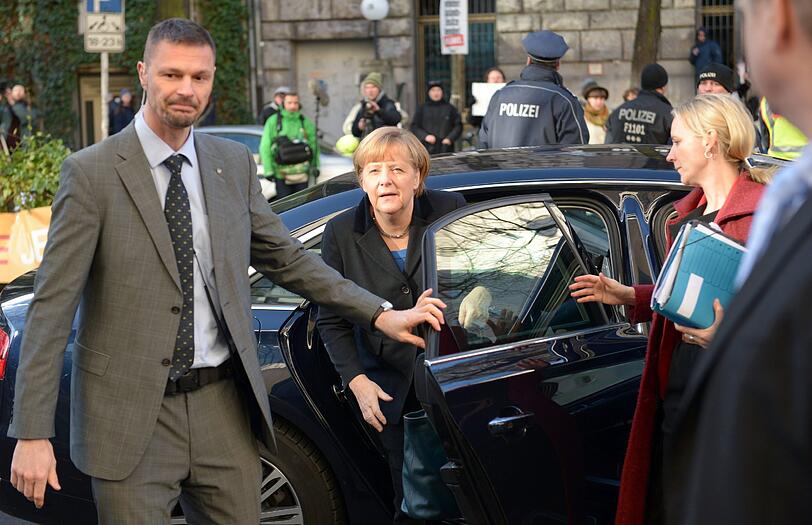 Die amtierende Bundeskanzlerin Angela Merkel (CDU) auf dem Weg ins Willy-Brandt-Haus zu den Koalitionsverhandlungen mit der SPD.