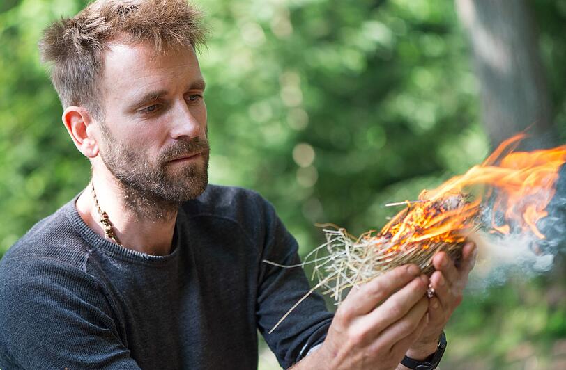 Kurz-Abenteuer im Wald: Es gibt Überlebenskurse, in denen man etwa lernt, wie man in der Wildnis Feuer macht.