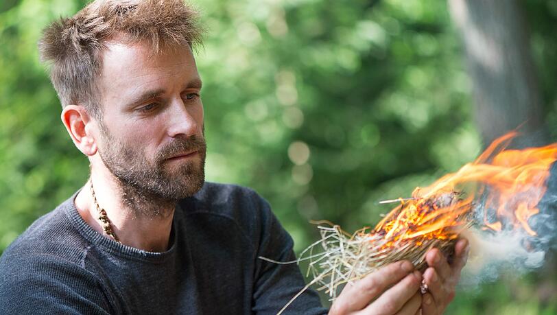 Kurz-Abenteuer im Wald: Es gibt Überlebenskurse, in denen man etwa lernt, wie man in der Wildnis Feuer macht. Kurz-Abenteuer im Wald: Es gibt Überlebenskurse, in denen man etwa lernt, wie man in der Wildnis Feuer macht.