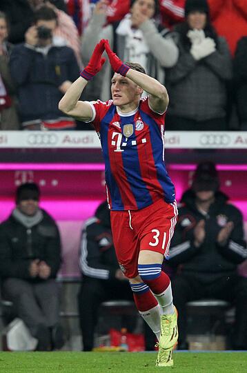 Selbst die Kollegen, wie Arjen Robben und Sebastian Rode sprechen nach dem Spiel von einem Gänsehautmoment über Schweinsteigers Einwechslung.