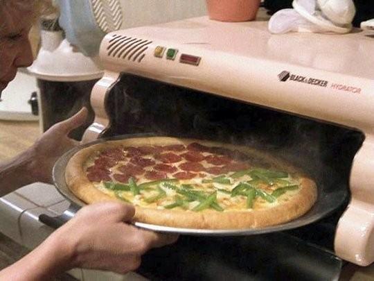 Hydrator: 
Wer hat im Film nicht Hunger bekommen, als Oma Lorraine eine Pizza &bdquo;hydriert&ldquo;. Kleine Packung aufreißen, in den Hydrator schieben, &bdquo;Stufe 4&ldquo; sagen &ndash; und in wenigen Sekunden kommt eine fertige Pizza aus dem Gerät von Black&Decker. Ein Traum für jeden Kochmuffel &ndash; nur leider (noch) nicht erfunden.