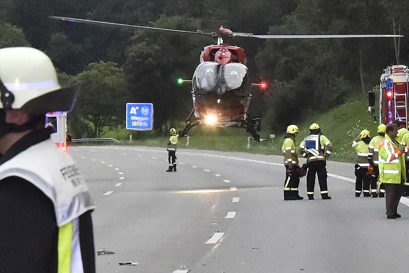 Die Bilder vom Unfall auf der A8, bei dem ein Mercedes mit einem Sattelzug kollidierte.