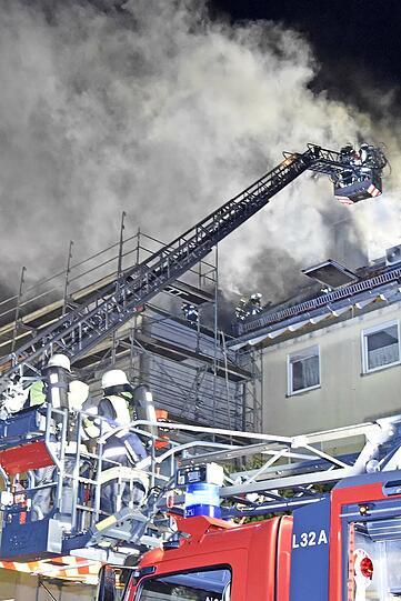 Die Einsatzkräfte mussten 40 Bewohner in Sicherheit bringen. Die Flammen hatten vom ersten Haus auf einen benachbarten Dachstuhl übergegriffen.