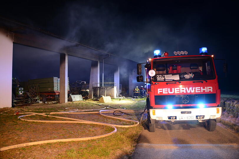Die Maschinenhalle kam vergleichsweise unbeschadet davon - dafür zerstörte der Brand einen Traktor sowie mehrere Anhänger. Die Bilder aus Gerzen bei Landshut.