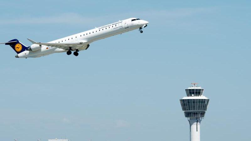 Ein Flugzeug startet am Flughafen in München. Foto: Armin Weigel/Archivbild