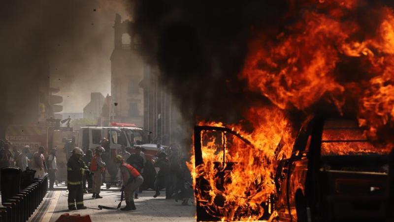 Ein Fahrzeug steht in Flammen. Auch in Mexiko hat es Proteste wegen des Todes eines Mannes nach dessen Festnahme durch die Polizei gegeben. Ein Fahrzeug steht in Flammen. Auch in Mexiko hat es Proteste wegen des Todes eines Mannes nach dessen Festnahme durch die Polizei gegeben.