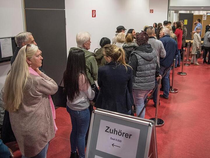 Zuschauer drängen sich vor dem Verhandlungssaal.