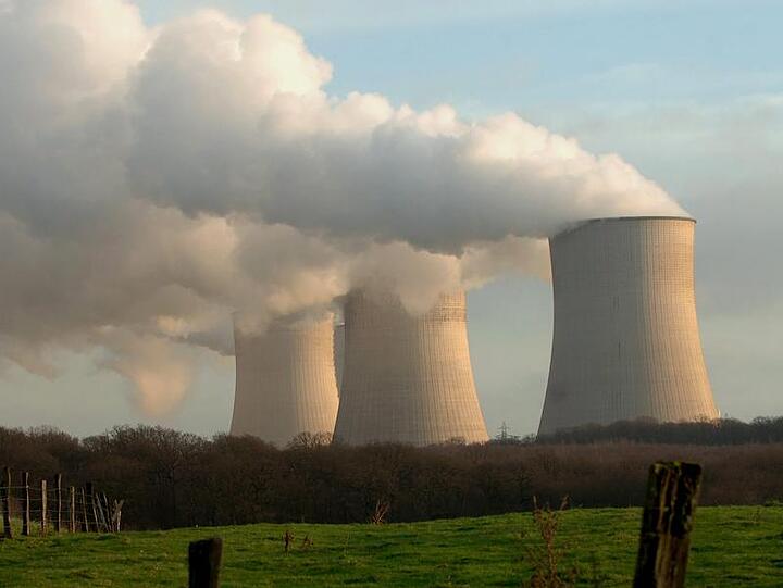 Blick auf ein französisches Atomkraftwerk. (Archivbild)