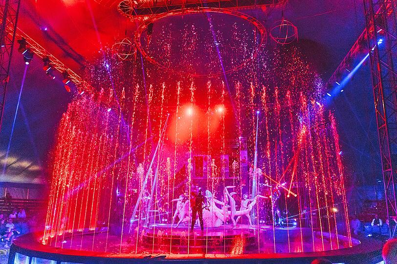 Lichtspiele: Immer wieder wechseln die Farben in der Manege. Lichtspiele: Immer wieder wechseln die Farben in der Manege.