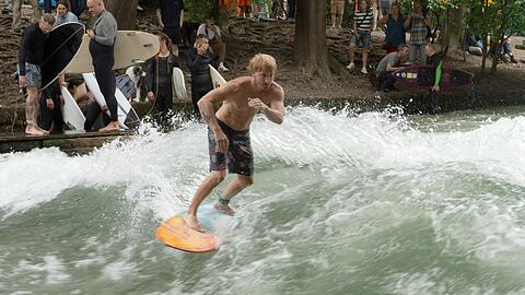 Die Eisbachwelle ist etwas f&uuml;r K&ouml;nner (Archivfoto)