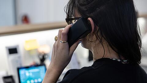 Die allermeisten Frauen verdienen in Partnerschaften weniger als der Mann (Archivbild)