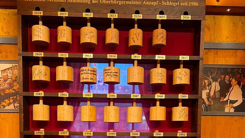 Die Schlegel der Anzapf-Rituale der vergangenen Jahre werden in der Schottenhamel-Anzapfbox präsentiert. Jener für 2026 fehlt noch. Davor hat Alt-OB Dieter Reiter zehnmal (wegen Corona) das erste Faß angezapft. Die Schlegel der Anzapf-Rituale der vergangenen Jahre werden in der Schottenhamel-Anzapfbox präsentiert. Jener für 2026 fehlt noch. Davor hat Alt-OB Dieter Reiter zehnmal (wegen Corona) das erste Faß angezapft.