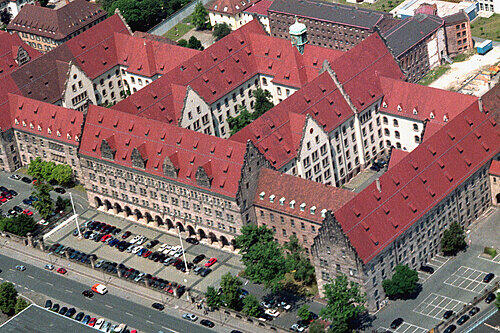 Zwei Sonderstaatsanwälte untersuchten die krummen Geschäfte in Nürnbergs Justizpalast. Hohe Juristen haben dort Justiz-Mitarbeiter für private Angelegenheiten beschäftigt.