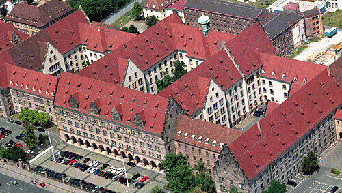 Zwei Sonderstaatsanwälte untersuchten die krummen Geschäfte in Nürnbergs Justizpalast. Hohe Juristen haben dort Justiz-Mitarbeiter für private Angelegenheiten beschäftigt. Zwei Sonderstaatsanwälte untersuchten die krummen Geschäfte in Nürnbergs Justizpalast. Hohe Juristen haben dort Justiz-Mitarbeiter für private Angelegenheiten beschäftigt.