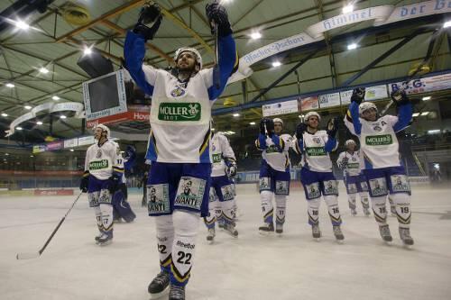 Holten sich in Weißwasser den zweiten Sieg im Playoff-Viertelfinale: Der EHC München.