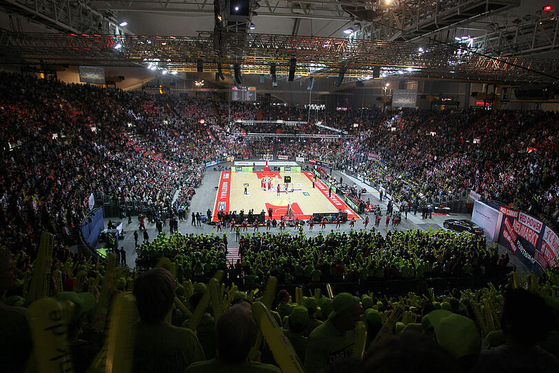 Zehntausend feierten die Basketballer des FC Bayern, beim damaligen Zweitliga-Spitzenspiel gegen Würzburg in der Olympiahalle.