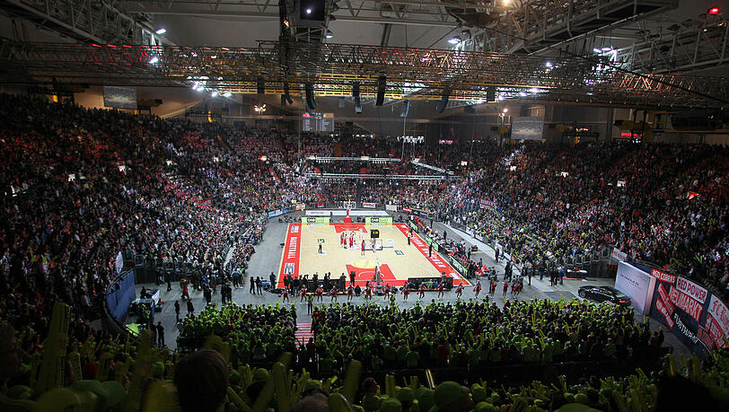 Zehntausend feierten die Basketballer des FC Bayern, beim damaligen Zweitliga-Spitzenspiel gegen Würzburg in der Olympiahalle. Zehntausend feierten die Basketballer des FC Bayern, beim damaligen Zweitliga-Spitzenspiel gegen Würzburg in der Olympiahalle.
